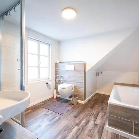 Backhome - Maisionette - 120qm - Fantastische Schlosslage - Smarttv - Waschmaschine - Netflix - 24h Checkin- 4 *